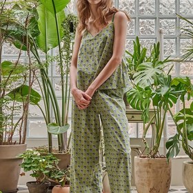 Resim Kadınların Çiçek Desenli Pijama Takımı - Zarif Kolsuz Askısız Üst ve Uzun Pantolon, Yeşil ve Mavi Çiçek Desenli, Yaz Ev ve Dış Giyim için Mükemmel, Çiçek Desenli Pijamalar 