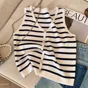 Resim Kadınların moda çizgili V-Neck Örgü Yeleği, Ön Düğmelerle - İlkbahar/Yaz için Rahat Kolsuz Üst, Siyah ve Beyaz Renk Bloğu Tasarımı, Katlama veya Standart Kıyafetler için Mükemmel, Kış Giyimi | Çizgili Desen | Örgü Dokusu, Bayanlar Tank Topu 