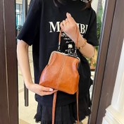 Resim 2025 Yeni Vintage İngiliz Retro Kadın Çapraz Çanta - Manyetik Kapatmalı Yüksek Kaliteli Polyester Omuz Çantası, Şık Siyah El Çantası İşe Gidiş-Dönüş ve Günlük Kullanım İçin, Minimalist Tasarım, Bej Vurgulu Özellikler 
