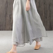 Resim Bahar, Yaz ve Sonbahar için çok yönlü ve rahat bir etek-şort kombinasyonu, kadınların rahat elastik bel bandı ile. Bu rahat parça, düz kesim, fonksiyonel cepler ve dıştan etek, içten pantolon ile birleştirilmiş, yazın kadınların için harika bir hediye. 