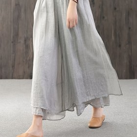 Resim Bahar, Yaz ve Sonbahar için çok yönlü ve rahat bir etek-şort kombinasyonu, kadınların rahat elastik bel bandı ile. Bu rahat parça, düz kesim, fonksiyonel cepler ve dıştan etek, içten pantolon ile birleştirilmiş, yazın kadınların için harika bir hediye. 