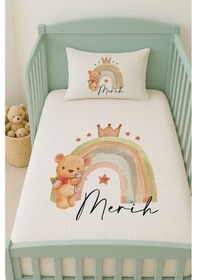 Resim %100 Pamuk İsme Özel İsimli 100x150 Cm Pike Seti Gökkuşağı Ve Küçük Ayıcık 
