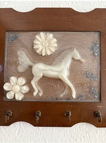 Resim Pelince - İnci Beyazı At Figürlü - Epoksi Ahşap Anahtar Askılığı Tek Ürün - Ebat : 24 X 29 Cm Ahşap 