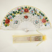 Resim Elle Boyalı Çiçekli Ahşap Katlanır Fan - Düğünler, Partiler, Dans Performansları ve Hediyeler için Vintage Tarz Dekoratif Fan, Kırmızı, Mavi, Yeşil ve Beyaz Acentlerle Zarif Çiçek Tasarımı, Kültürel Etkinlikler ve Özel Günler için Mükemmel, Parti Aksesuarı, Geleneksel Estetik, İncelikli El Sanatları, Dayanıklı Ahşap Yapı, Etkinlik Dekorasyonu, Sanatsal El Sanatları, Hediye Alıcıları 
