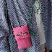 Resim Şık Pembe Mini Çapraz Telefon Çantası - Manyetik Kapanışlı Kapitone Naylon Çanta, Ayrılabilir Yeşil Askılı & "Mini Çanta" Nakışı, Günlük Kullanım için Kompakt Clutch, Güvenli Seyahat Kesesi, Eğlenceli Tasarım, Dayanıklı İşlemeli 