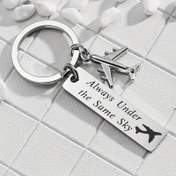 Resim Paslanmaz Çelik Uçak Anahtarlık - "Her Zaman Aynı Gökyüzünde" Gravürlü | Minimalist Havacılık Tutkunları ve Seyahat Severler İçin Hediye | Dayanıklı Anahtarlık 
