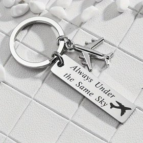 Resim Paslanmaz Çelik Uçak Anahtarlık - "Her Zaman Aynı Gökyüzünde" Gravürlü | Minimalist Havacılık Tutkunları ve Seyahat Severler İçin Hediye | Dayanıklı Anahtarlık 