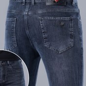 Resim Erkekler için Yüksek Bel Esnek Kot Pantolonlar - Düz Paça, Bol Kesim, İş Gündelik Tarzı, Kabartmalı Logolu Koyu Mavi, İlkbahar ve Yaz için Rahat Pamuk Karışımı, Esnek Kot Pantolonlar | Kabartmalı Logo Detayı | Pamuk Karışımlı Kot 