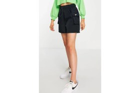 Resim Nike Sportswear Essential Woven High Rise Loose Fit Cargo Short Kadın Dokuma Bol Kesim Kargo Cepli Şort Siyah 