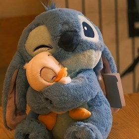 Resim 1 Adet Disney Stitch Peluş Oyuncak ve Kucaklayan Donald Duck, Doğum Günü, Sevgililer Günü ve Yeni Yıl Noel Hediyeleri için Anime Figürleri Süsü, Araba Okul Yurdu Dekoru 