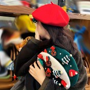 Resim Noel için Kırmızı Bere, Trendy ve Çok Yönlü Bir Fotoğrafçı Şapkası, Üç Boyutlu Noel Ağacı Dekoratif Şenlik Şapkası, Noel, Sevgililer Günü ve Yılbaşı için Size Tam Bir Şenlik Atmosferi Getiriyor. 