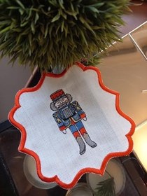 Resim Yılbaşı kurşun asker nakış işlemeli kokteyl peçetesi 16x16cm 