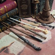 Resim Warner Bros. Harry Potter Dumbledore, Voldemort, Hermione, Malfoy Plastik Sihirli Çubuklar - Gerçekçi Detaylar, Halloween ve Temalı Partiler için İdeal, Mükemmel Tatil Hediyesi, Temalı Parti Çubukları | Dekoratif Çubuk Tasarımı | Detaylı El Sanatları, Harry Potter Aksesuarları 