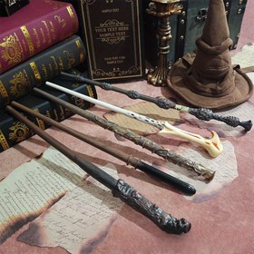 Resim Warner Bros. Harry Potter Dumbledore, Voldemort, Hermione, Malfoy Plastik Sihirli Çubuklar - Gerçekçi Detaylar, Halloween ve Temalı Partiler için İdeal, Mükemmel Tatil Hediyesi, Temalı Parti Çubukları | Dekoratif Çubuk Tasarımı | Detaylı El Sanatları, Harry Potter Aksesuarları 