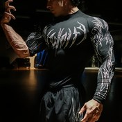 Resim Erkekler için nefes alabilir performans kıyafeti olan 2025 Yeni Yüksek Yaka Uzun Kollu Kas Sıkıştırma Gömleği, Hızlı Kuruyan Geometrik Desenli Fitness ve Açık Hava Sporları Üstü, Tüm Mevsimler İçin Sıkı Atletik Giyim, Erkekler ve Gençler İçin Nefes Alabilir Performans Kıyafeti, Erkekler İçin T-Shirt, Erkek Giyim 