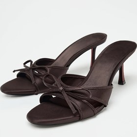 Resim Kadınlar için Çapraz Fiyonklu Açık Burun Stiletto Mule Terlikler - Şık Kumaş Üst ve Astar, Rahat Orta Topuk, Günlük ve Resmi Kullanım İçin Çok Yönlü, Tüm Mevsimlere Uygun Ayakkabı, Dayanıklı Kauçuk Tabanlı 