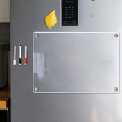 Resim Manyetik Akrilik Beyaz Tahta Buzdolabı Mıknatısı - 3 Renkli İşaretleyici (Beyaz, Siyah, Kırmızı) ile Şeffaf Duvara Monte Takvim, Notları, Hatırlatmaları ve Günlük Görevleri Düzenlemek İçin Mükemmel, Manyetik Zamanlama | Modern Aksesuar | Pürüzsüz Yazma Yüzeyi, Buzdolabı Mıknatısları 