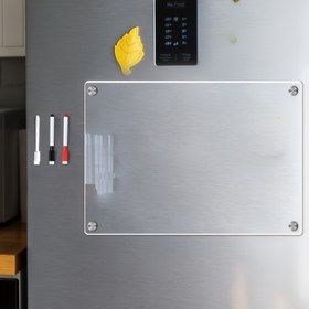 Resim Manyetik Akrilik Beyaz Tahta Buzdolabı Mıknatısı - 3 Renkli İşaretleyici (Beyaz, Siyah, Kırmızı) ile Şeffaf Duvara Monte Takvim, Notları, Hatırlatmaları ve Günlük Görevleri Düzenlemek İçin Mükemmel, Manyetik Zamanlama | Modern Aksesuar | Pürüzsüz Yazma Yüzeyi, Buzdolabı Mıknatısları 