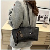 Resim Tennis Charm ve Tassel ile Şık Kadın Tote Çantası - Caramel Kahverengi/Klasik Kahve/Beyaz ve Siyah - Hafif Altın Donanım Detayları, İş veya Günlük Kullanım İçin Uygun, Sevimli Cüzdan, Altın Donanım Aksesuarları 
