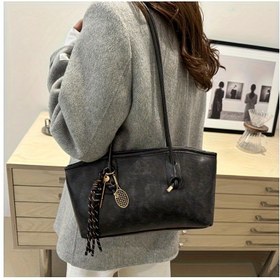 Resim Tennis Charm ve Tassel ile Şık Kadın Tote Çantası - Caramel Kahverengi/Klasik Kahve/Beyaz ve Siyah - Hafif Altın Donanım Detayları, İş veya Günlük Kullanım İçin Uygun, Sevimli Cüzdan, Altın Donanım Aksesuarları 