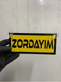 Resim HBSİ SARI RENK ÜZERİ SİYAH RENK ZORDAYIM YAZILI VANTUZLU CAM SÜSÜ 
