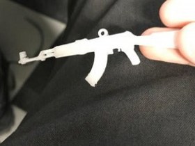 Resim AK-47 Keleş Kolye veya Anahtarlık Organik Plastikten Oyuncak 