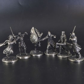 Resim Ortaçağ Şövalyeleri ve Askerler Figür Koleksiyonu - El Boyama Tarzı Bakır Metal Heykeller, Dinamik Hareket Pozlarıyla, Şildli & Kelimeli Vintage Avrupa Ortaçağ Savaş Figürleri Masaüstü RPG'ler için Tarihi Sergi Temal Etkinlikler Dayanıklı Toplanabilir Minyatürler Detaylı Dizayn Edilmiş Etkileyici Pozlarla, Ev Ofis Süslemesi tarihsel savaş sahnelerini yansatan sanat eseri, Figürleri Figürler ve Heykeller, Figür Heykell Koleksiyonluk eşyalar, Heykeller ve Heykelcikler, 