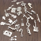 Resim 50 Adet Müzikal Not ve Enstrüman Kolye Uçları - Gitar, Bas, Saksofon, Trompet ve Daha Fazla Tasarımlı Vintage Alaşım Süsler, Takı Yapımı, Müzik Festivali Aksesuarları ve Parti Dekorasyonları için 