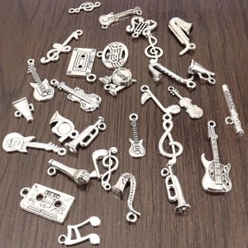 Resim 50 Adet Müzikal Not ve Enstrüman Kolye Uçları - Gitar, Bas, Saksofon, Trompet ve Daha Fazla Tasarımlı Vintage Alaşım Süsler, Takı Yapımı, Müzik Festivali Aksesuarları ve Parti Dekorasyonları için 