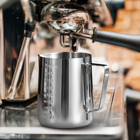 Resim 1 adet Ölçü İşaretleri ile Paslanmaz Çelik Espresso Sürahisi - Latte Sanat, Kapuçino ve Düz Beyazlar için Barista Sınıfı Süt Köpürtme Sürahi, Ev ve Profesyonel Kullanım için Dayanıklı Ticari Sınıf Kahve Aksesuarı, Profesyonel Kahve Aracı | Modern Kahve Aksesuarı | Parlatılmış Bitiş, Kahve Bar Aksesuarları 