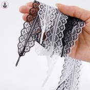 Resim Beyaz İpek Dantelden Yapılmış, Dans Çizme Tarzı Danteller ile Şirin Aksesuarlar. 