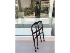 Resim Normadia Katlanabilir Metal Yürüteç, Ayarlanabilir Boy, Dört Ayaklı Güçlü Tasarım 