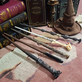 Resim WB Warner Harry Potter Sihir Sopa - Hogwarts Koleji Amblemi, Hermione, Dumbledore ve Harry Potter'in Sihirli Sopası ile - Plastik Reklam, Cadılar Bayramı, Noel Rol Yapma Oyunları ve Hediye için Uygun 