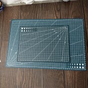 Resim A3/A4 Kendi Kendine İyileşen Kesme Matı - Izgara Çizgileri ile Kaymaz El Sanatları Matı, DIY, Ofis ve Dikiş için Dayanıklı Masaüstü Koruyucu - Çift Taraflı Ölçüm, Plastik Malzeme, Ofis Malzemeleri ve Aksesuarları 