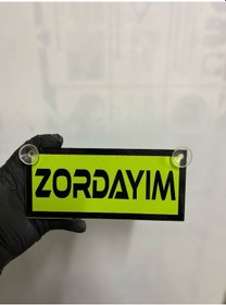 Resim Yeşil Renk Üzeri Siyah Renk Zordayım Yazılı Vantuzlu Cam Süsü 