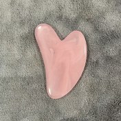 Resim Kalp Şeklinde Masaj Aleti - Pastel Pembe Yüz & Vücut Kazıma Tahtası, Açık Bej Bakım için, Kas Tonlama, Tüy Alma - Dayanıklı ve Kolay Temizlenebilir Yüzey - Salon veya Ev Spa Kullanımı - Güzellik Cihazı, Rahatlatıcı Estetik Kazıyıcı, Kolay Temizlenen Malzeme, Hijyenik Kazıyıcı, Cilt Bakımı Aracı, Kendine Bakım Rutini 