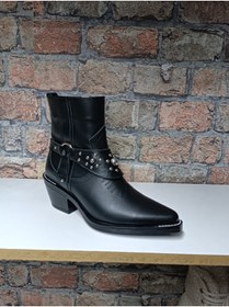 Resim ÇAĞLAR Bot Çizme Orijinal, hakiki dana derisinden üretilmiştir. İç kısmı yün ve deri kaplamalıdır. 