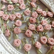 Resim 100 adet El Yapımı Kurdele Çiçek DIY Polyester Küçük Çiçek Gül Üç Boyutlu Çiçek Kumaş Etiketleri Giyim Başlık İç Giyim Dikiş Aksesuarları 