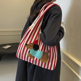 Resim Sevimli Dachshund Aplike ile Çizgili Omuz Çantası - Büyük Kapasite, Dayanıklı Sabit Askı, Polyester Astarlı, Kırmızı/Siyah Çizgiler, Günlük Kullanım veya Tatil Hediyesi için Şık Kadın El Çantası 