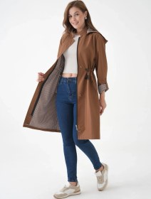 Resim Ayşo Clothes Kadın Rüzgar Ve Su Geçirmez Bondit Kumaş Çıkarılabilir Düğmeli Kapüşon Beli Tünelli Mevsimlik Trençkot Taba 