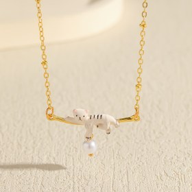 Resim Bir Küçük Beyaz Kedi Kolye ile Trendy Enamel Boya, Yüksek Moda Anlamı Yayan Bir Şeydir. 