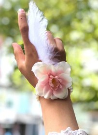 Resim Bride to be Nedime Gelin Bilekliği Tüy ve İnci Boncuk Detaylı Somon Renkli Bekarlığa Veda Partisi Bilekliği 10 Adet 