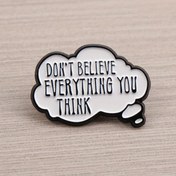Resim Her Şeye İnanma "Düşündüğünü Düşünme" Bulut Şeklinde Emaye Rozeti - Siyah Beyaz Kontrast Tasarım ile Zihinsel Farkındalık, Öz Yansıtımı ve Eleştirel Düşünce için İlham Verici Aksesuar Ceketler, Çantalar, Defterler, Günlük Girişi İçin | Dayanıklı Rozet 
