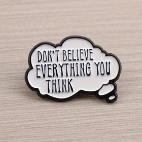 Resim Her Şeye İnanma "Düşündüğünü Düşünme" Bulut Şeklinde Emaye Rozeti - Siyah Beyaz Kontrast Tasarım ile Zihinsel Farkındalık, Öz Yansıtımı ve Eleştirel Düşünce için İlham Verici Aksesuar Ceketler, Çantalar, Defterler, Günlük Girişi İçin | Dayanıklı Rozet 