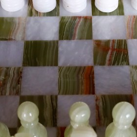 Resim Yeşil Beyaz Oniks Satranç Takımı – Şıklığın ve Zarafetin Buluştuğu Tasarım 