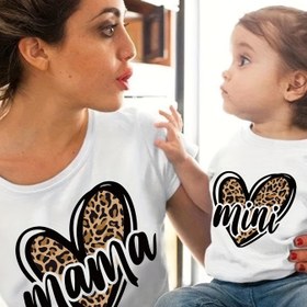 Resim Anneler ve çocuklar için şık leopar desenli tişört takımı, anneler ve kızları veya oğulları için mükemmel eşlik eden kıyafetler. 