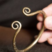 Resim 1 adet Trend Açık Bilezik Erkek ve Kadınlar İçin, Klasik Vintage Takı ile Karakter Cazibesi ve Sokak Rahat Stil Ayarlanabilir Manşet Bilezik Erkekler İçin 