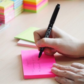 Resim Stickn 76x76mm Yapışkanlı Not Kağıdı Neon Pembe 100 Yaprak 12 Paket 21165 