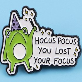 Resim 1 adet Komik Kurbağa 'Konsantrasyonunu Kaybettin' Enamel Pin - Sevimli Yeşil Kurbağa Broşu, Eğlenceli Metinli, Dayanıklı Metal Aksesuar, Sırt Çantaları, Ceketler, Şapkalar İçin - Eğlenceli ve Şık Hediye Fikri 