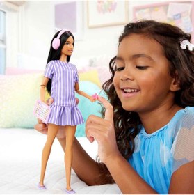 Resim Barbie Mor Çizgili Elbiseli Fashionistas Bebeği JJN58 